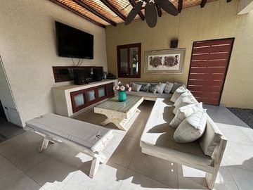 BAJO DE PRECIO! CASA 4 DORM + SERVICIO + SUBTE LOS BOSQUES