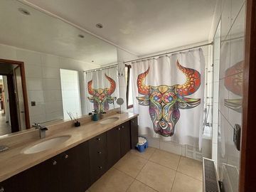 BAJO DE PRECIO! CASA 4 DORM + SERVICIO + SUBTE LOS BOSQUES