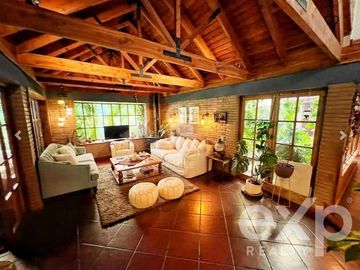 Casa en Venta en Av. Chicureo, Alba