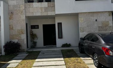 Venta de casa en Condominio Meteoro, 2da Cerrada de Altozano No. 551 Condominio Meteoro -Fraccionamiento Altozano el Nuevo Querétaro