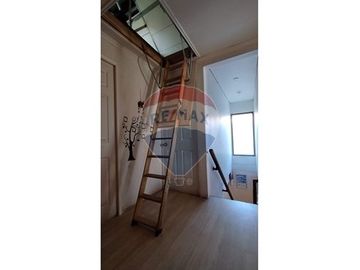 EN VENTA CASA CON 5H, 2B + ártico y Piscina