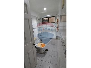 EN VENTA CASA CON 5H, 2B + ártico y Piscina