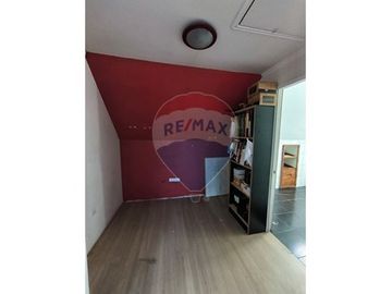 EN VENTA CASA CON 5H, 2B + ártico y Piscina