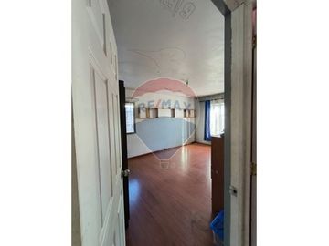 EN VENTA CASA CON 5H, 2B + ártico y Piscina
