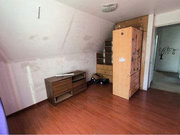 EN VENTA CASA CON 5H, 2B + ártico y Piscina