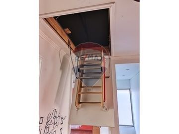 EN VENTA CASA CON 5H, 2B + ártico y Piscina