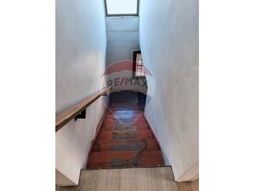 EN VENTA CASA CON 5H, 2B + ártico y Piscina