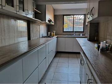 EN VENTA CASA CON 5H, 2B + ártico y Piscina