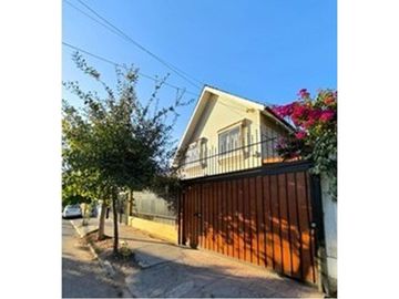EN VENTA CASA CON 5H, 2B + ártico y Piscina