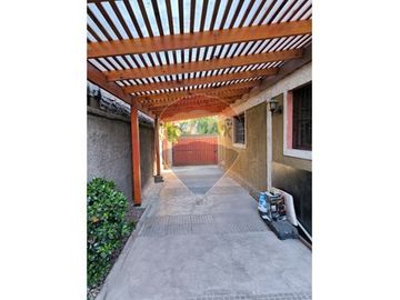 EN VENTA CASA CON 5H, 2B + ártico y Piscina