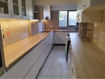 EN VENTA CASA CON 5H, 2B + ártico y Piscina
