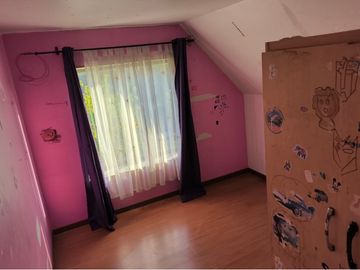 EN VENTA CASA CON 5H, 2B + ártico y Piscina