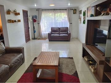 EN VENTA CASA CON 5H, 2B + ártico y Piscina
