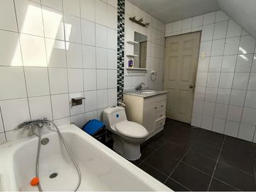 EN VENTA CASA CON 5H, 2B + ártico y Piscina