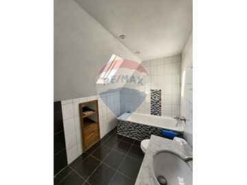 EN VENTA CASA CON 5H, 2B + ártico y Piscina
