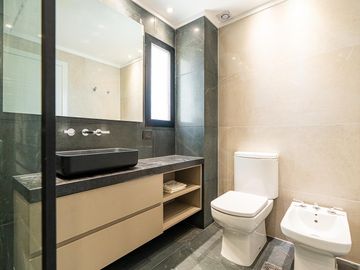 Departamento en  venta, piso exclusivo de 3 dormitorios, Piso 1 con patio, Moreno 500 en Zona Rio