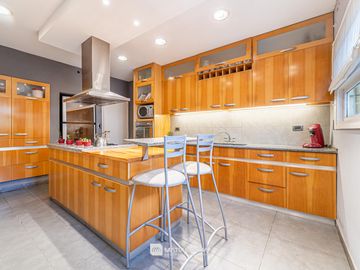 Venta - Casa 4 ambientes con parque y quincho - Zona Chauvin