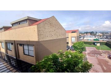 Vendo casa moderna tres niveles en conjunto en Chia.