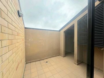 Vendo casa moderna tres niveles en conjunto en Chia.