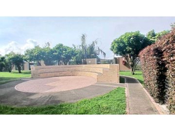 Vendo casa moderna tres niveles en conjunto en Chia.
