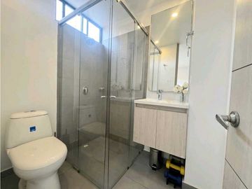 Vendo casa moderna tres niveles en conjunto en Chia.