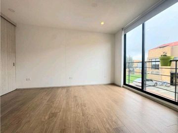 Vendo casa moderna tres niveles en conjunto en Chia.