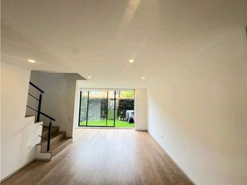 Vendo casa moderna tres niveles en conjunto en Chia.