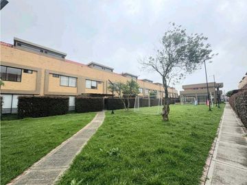 Vendo casa moderna tres niveles en conjunto en Chia.