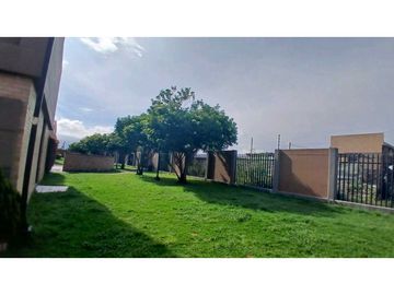 Vendo casa moderna tres niveles en conjunto en Chia.