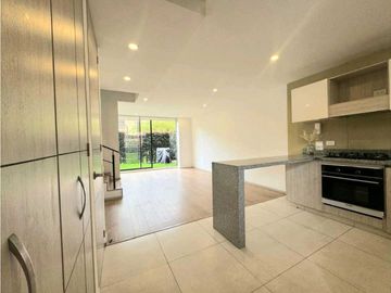 Vendo casa moderna tres niveles en conjunto en Chia.