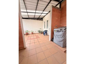 Casa de tres pisos con terraza en venta - Barrio Las Mercedes Palmira