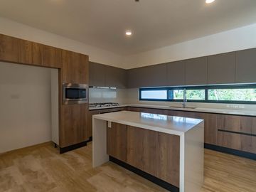 CASA EN VENTA DE 3 RECAMARAS EN PRIVADA TAMARA, ZONA COUNTRY MERIDA