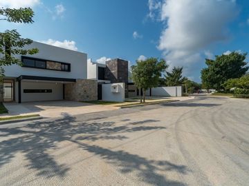 CASA EN VENTA DE 4 RECAMARAS EN PRIVADA TAMARA EN ZONA COUNTRY MÉRIDA