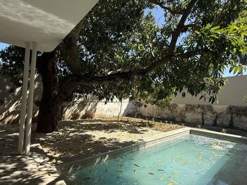 Venta de Casa en Conjunto Residencial de Lujo en Itzimná con piscina