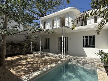 Venta de Casa en Conjunto Residencial de Lujo en Itzimná con piscina