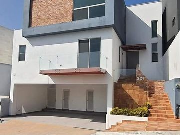 Casa en  Venta en Laderas de Caranday con amplio patio y a precio de oportunidad.