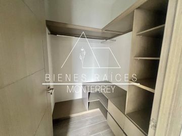 Casa en  Venta en Laderas de Caranday con amplio patio y a precio de oportunidad.