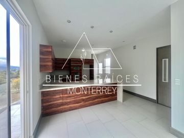 Casa en  Venta en Laderas de Caranday con amplio patio y a precio de oportunidad.
