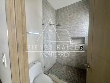 Casa en  Venta en Laderas de Caranday con amplio patio y a precio de oportunidad.