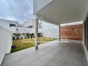 Casa en  Venta en Laderas de Caranday con amplio patio y a precio de oportunidad.