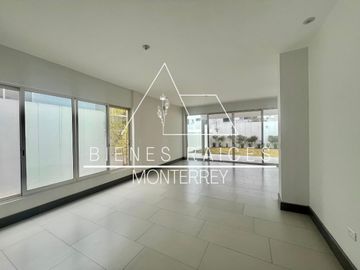 Casa en  Venta en Laderas de Caranday con amplio patio y a precio de oportunidad.