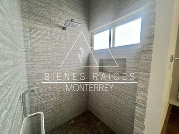 Casa en  Venta en Laderas de Caranday con amplio patio y a precio de oportunidad.