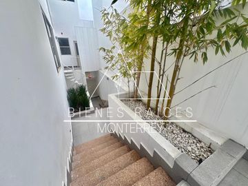 Casa en  Venta en Laderas de Caranday con amplio patio y a precio de oportunidad.