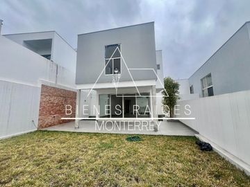 Casa en  Venta en Laderas de Caranday con amplio patio y a precio de oportunidad.
