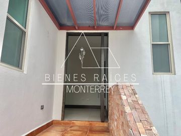 Casa en  Venta en Laderas de Caranday con amplio patio y a precio de oportunidad.