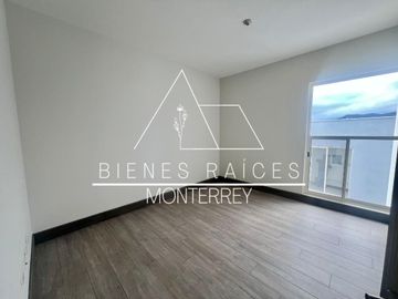 Casa en  Venta en Laderas de Caranday con amplio patio y a precio de oportunidad.