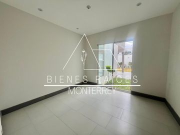 Casa en  Venta en Laderas de Caranday con amplio patio y a precio de oportunidad.
