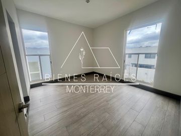 Casa en  Venta en Laderas de Caranday con amplio patio y a precio de oportunidad.