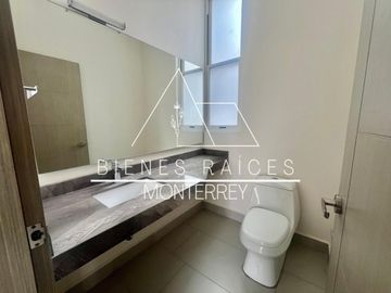 Casa en  Venta en Laderas de Caranday con amplio patio y a precio de oportunidad.