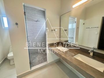Casa en  Venta en Laderas de Caranday con amplio patio y a precio de oportunidad.